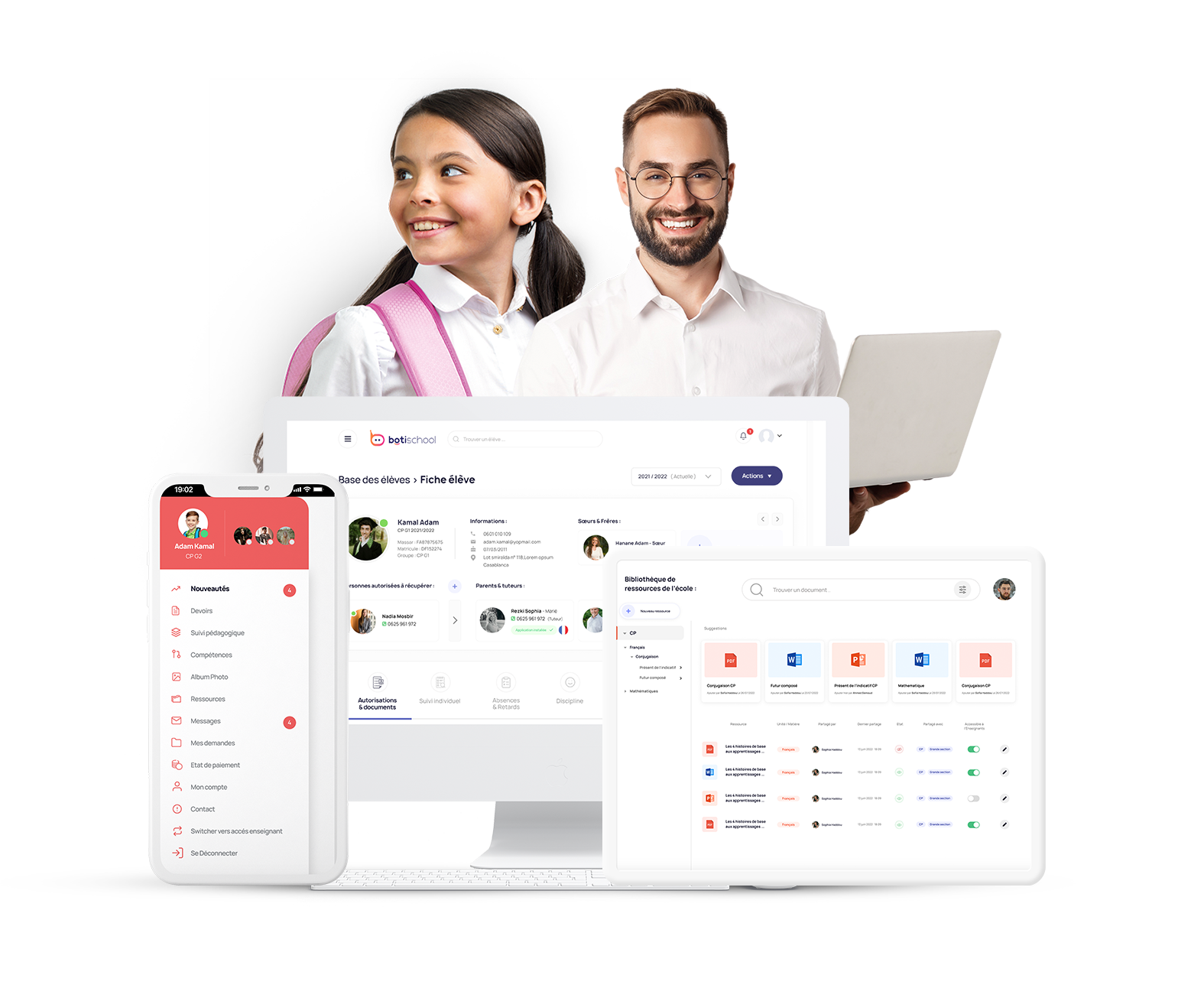 Élèves en salle multimédia utilisant des tablettes/ordinateurs.