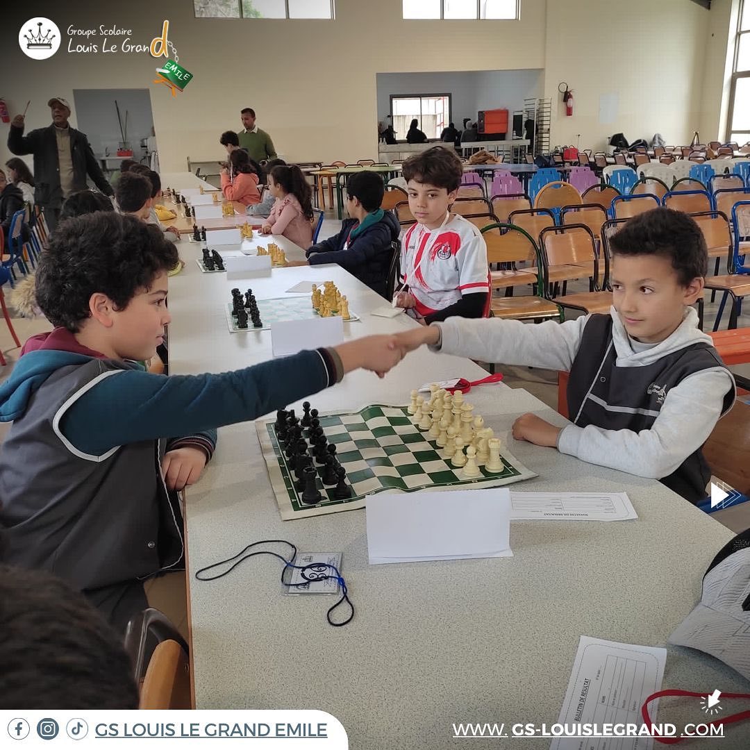 Élèves jouant aux échecs