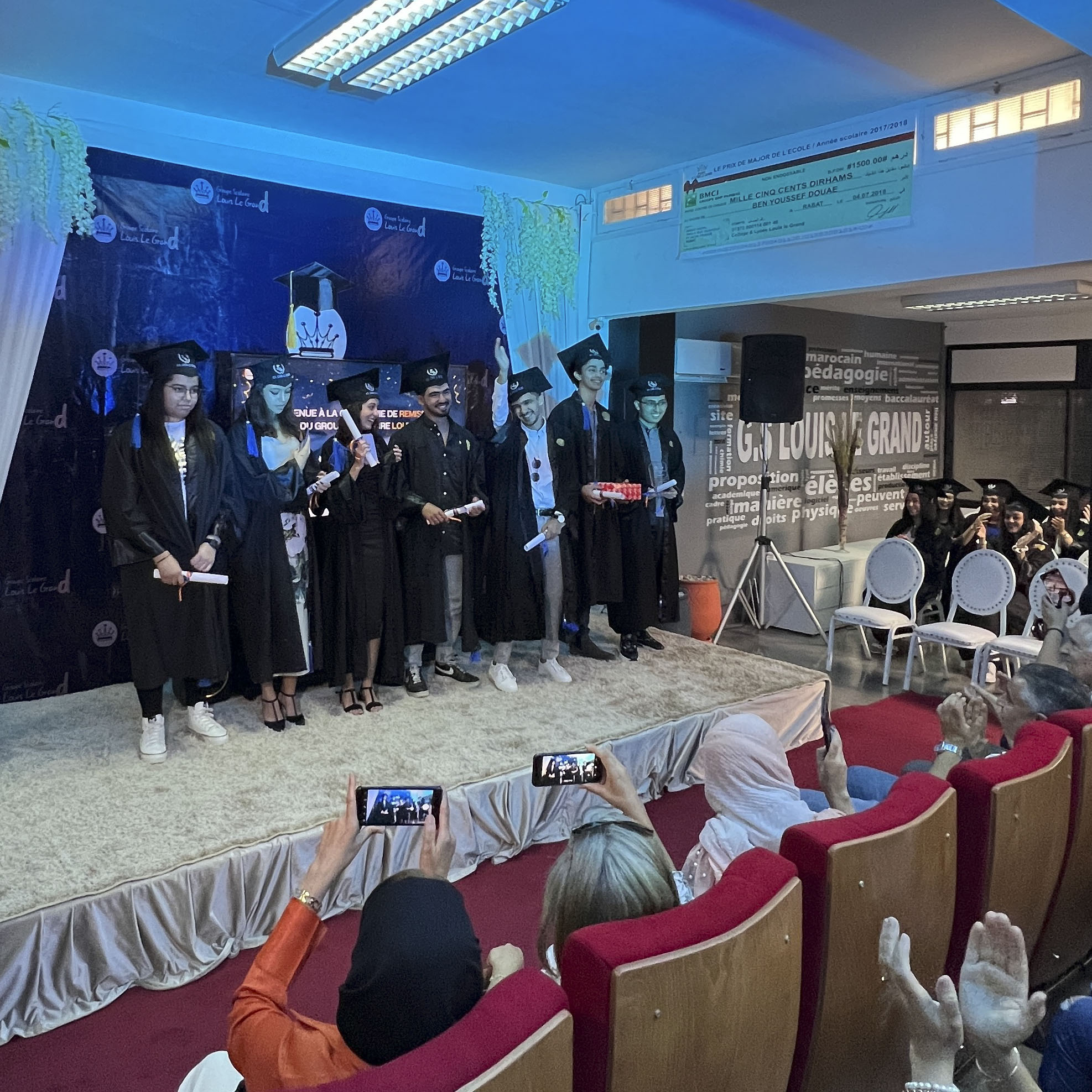 Image d’un élève en train d’écrire, accompagné d’un professeur