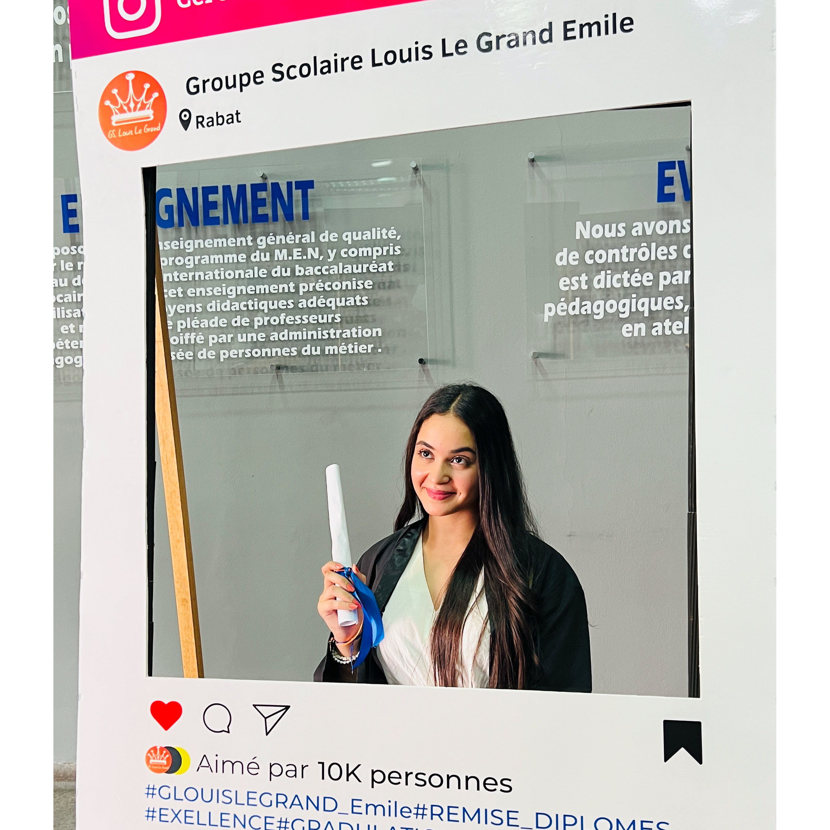 Parents remplissant un dossier d’inscription.