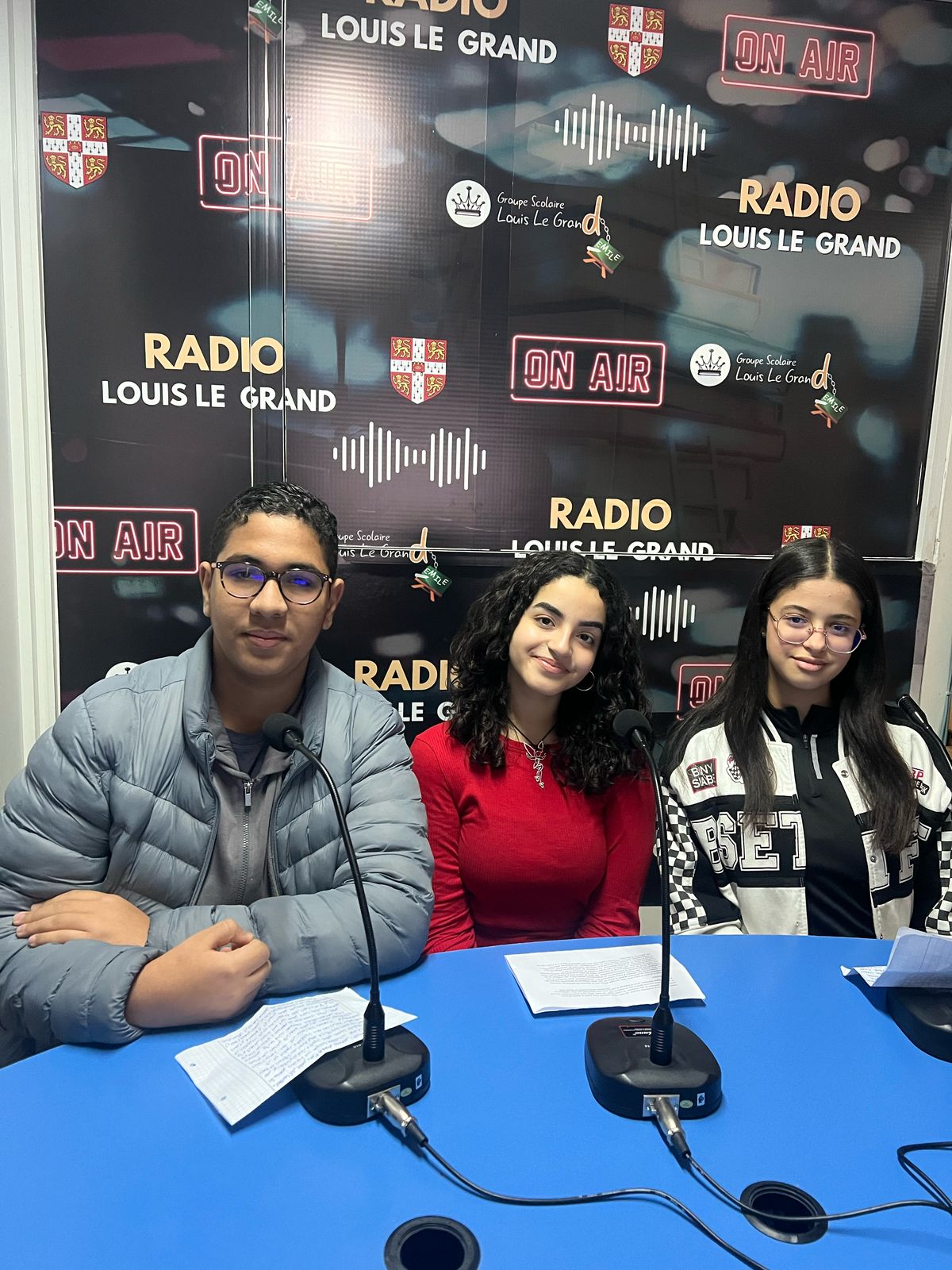 Élèves animant une émission de radio scolaire