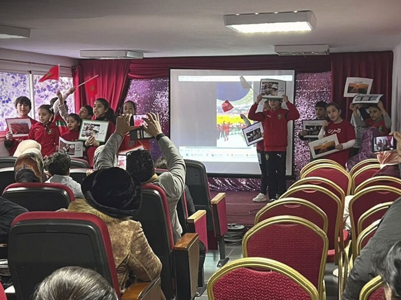 Élèves en atelier de peinture